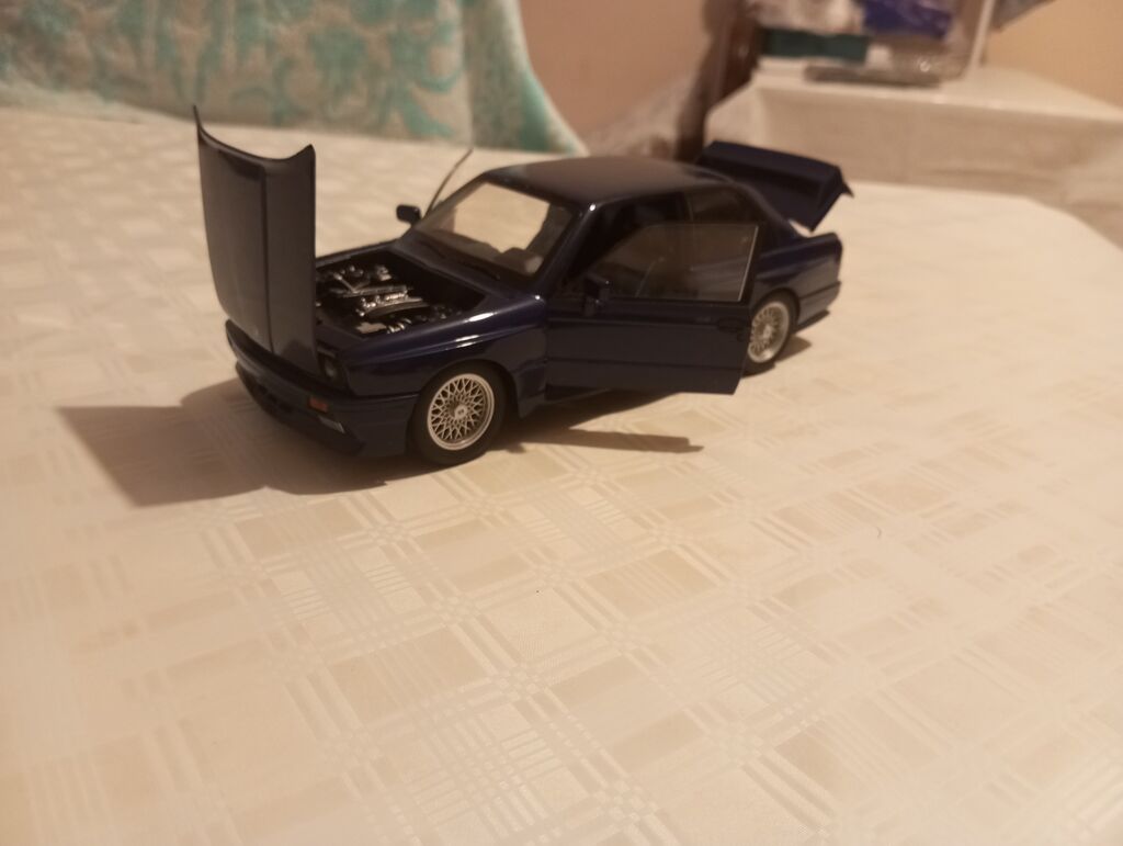 BMW E30 M3 – metal kolleksiya modeli (miqyas: təxmini 1:18) - Korpus — Modellar, Xırdalan (3)