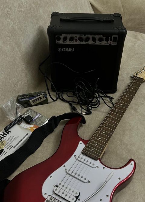 Yamaha gitara Kontakt home dan 800-900 azn civarında alınıb. Çox az — Sumqayıt