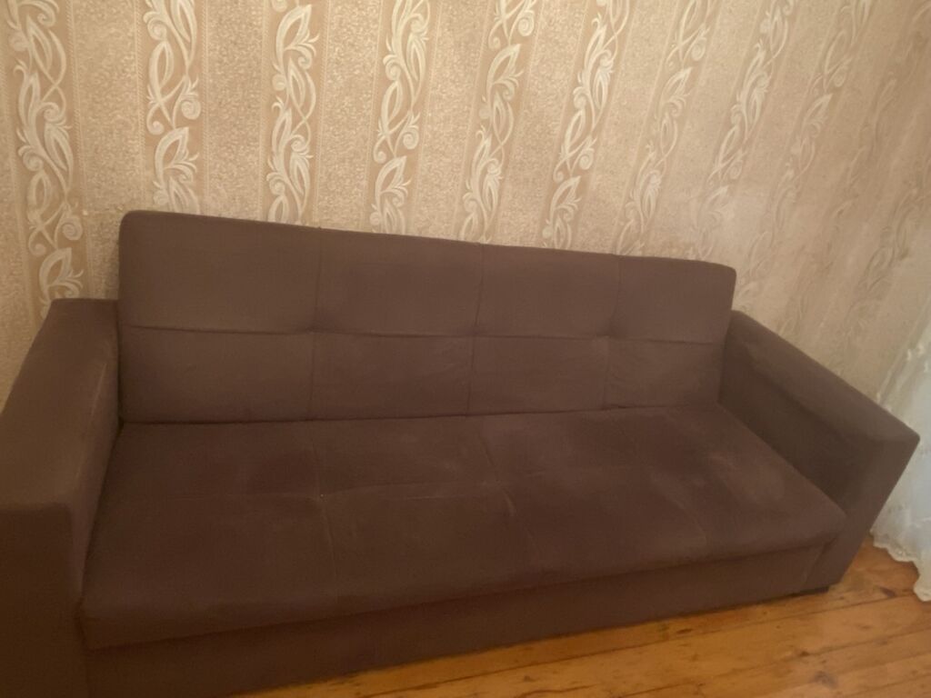 Qəhvəyi rəngdə, minimal dizaynlı üç yerlik divan. Xüsusiyyətlər — Divanlər, Bakı
