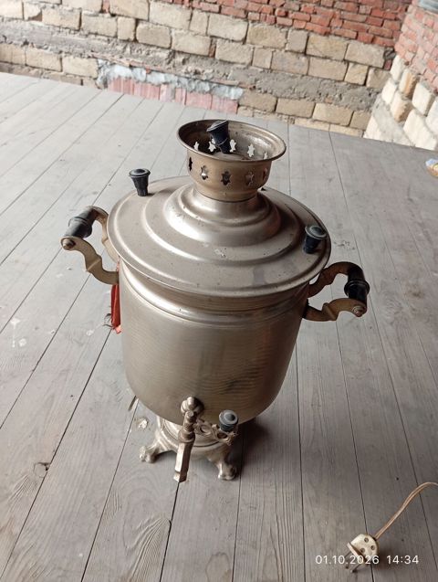 Mis samovar – elektrikli - Klasik mis gövdə, dekorativ ayaqlar və — Liman
