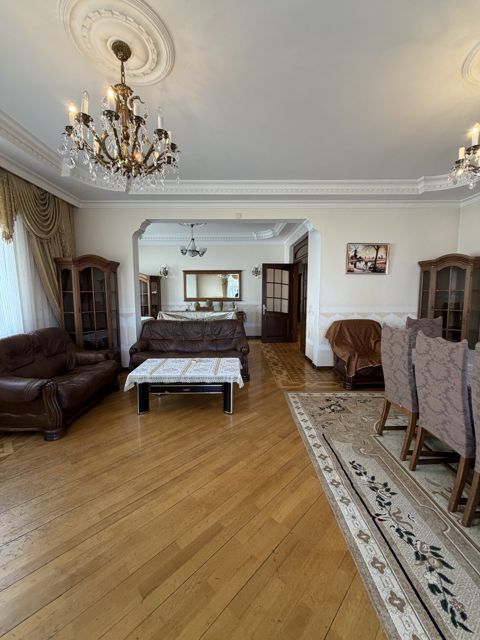 İcarəyə verilir 4 otaqlı yeni tikili 160 m² — Bakı