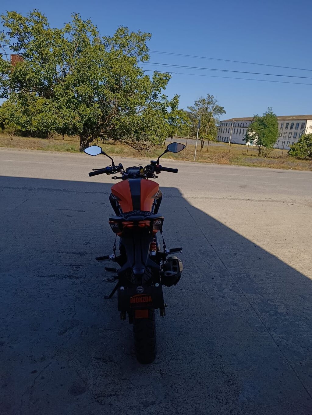 Sport/naked üslublu narıncı-qaranın kombinasiyasında şəhər — Motosikletlər, Xaçmaz