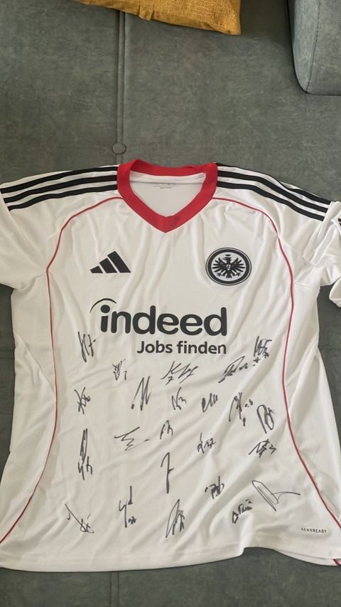 Eintracht Frankfurt imzalı forma — Bakı