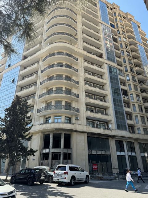 Satılır 4 otaqlı yeni tikili 196 m² — Bakı