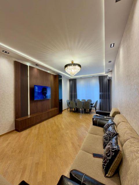 Satılır 4 otaqlı yeni tikili 160 m² — Bakı