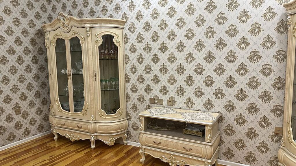 Klassik üslubda qonaq otağı mebel dəsti Tərkibi: - Yemək masası — Qonaq otağı üçün, Sabirabad