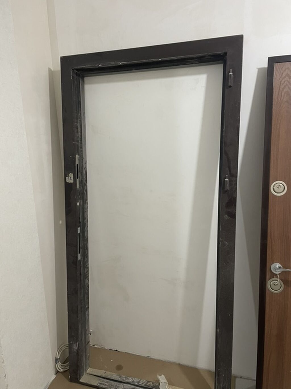 Dəmir giriş qapısı – taxta teksturalı panel Qapi ag seherdə mənzildən — Pəncərələr, qapılar, balkonlar, Bakı (4)