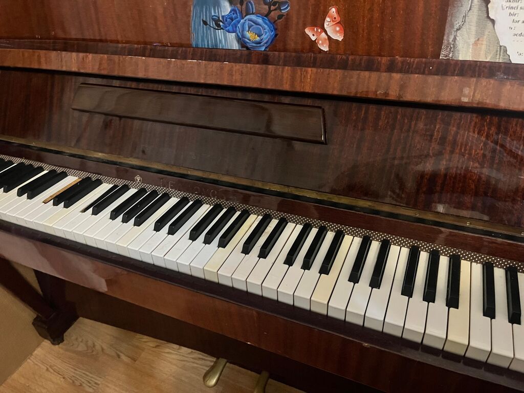 Upright piano – klassik taxta korpus, parıltılı tünd-qəhvəyi finiş — Pianino və digər klaviş alətləri, Bakı (3)