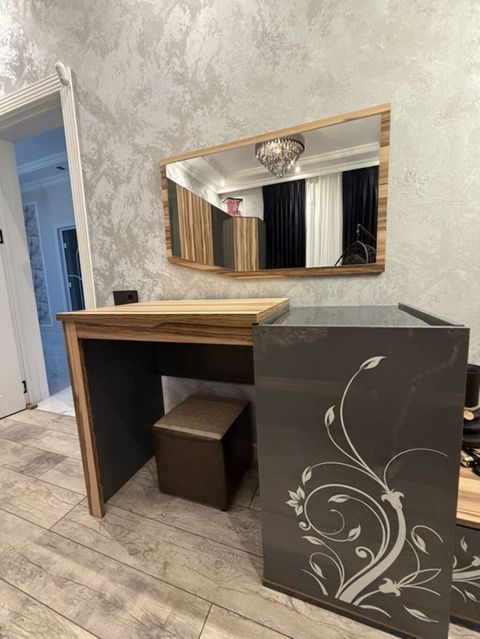 Komod və Güzgüsü satılır. Yeni kimidi hec bir cizıqı sınıqı yoxdur — 140 ₼ · Digah · Masalar və stullar Komod və Güzgüsü satılır. Yeni kimidi hec bir cizıqı sınıqı yoxdur — Digah