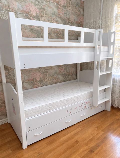 İkimərtəbəli çarpayı satılır 200₼. Matrasları var.Ünvan Xətai — Bakı