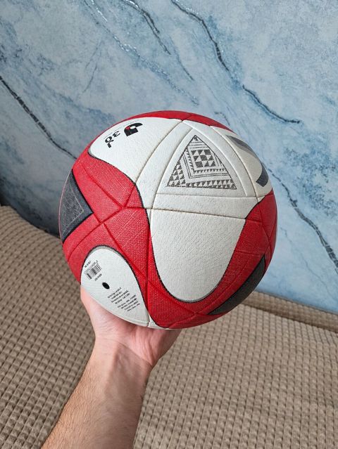 Futbol topu – qırmızı/ağ/qaranın kombinasiyası ilə, çoxpanelli tikişli — Qobu