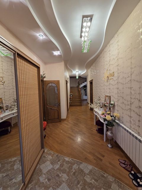 Bakı, 9-cu mikrorayon, 7 otaqlı, Köhnə tikili, m. Memar Əcəmi, 250 kv. m — Bakı
