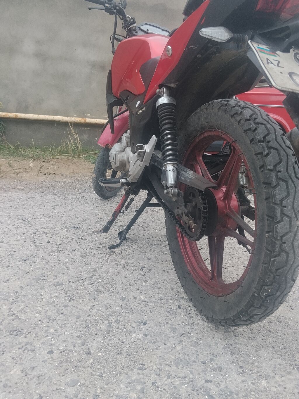 Qırmızı rəngli şəhər tipli motosiklet - Kuzov: street/naked dizayn — Motosikletlər, Digah