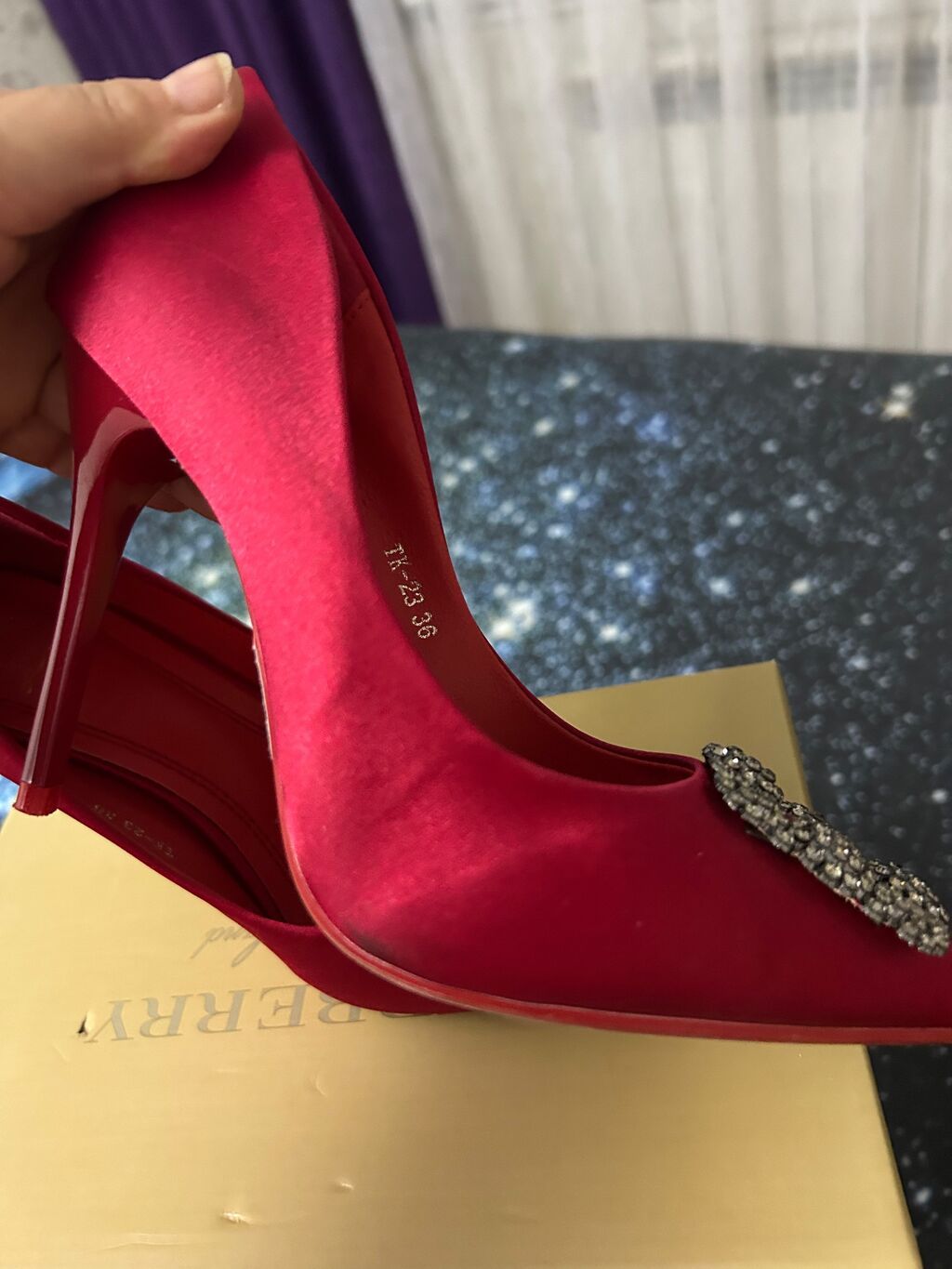 Qırmızı atlas qadın tuflisi – kristal bəzəkli, incə burunlu, stiletto — Tufl, Bakı (4)