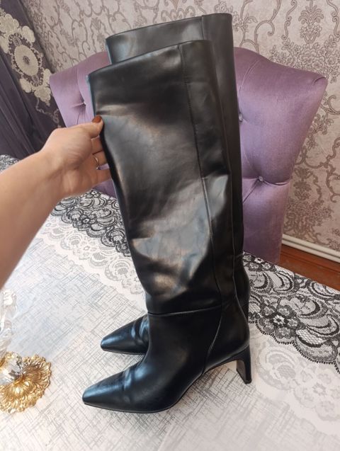 Qadın çəkmələri – dizə yaxın uzunluq, qara rəng - Material: parlaq — Digah