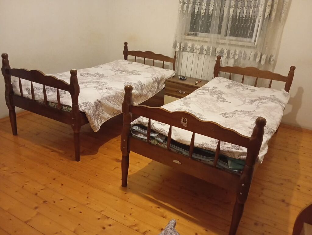 Taxta tək nəfərlik çarpayılar(yataq )satılır. 2 ədəddir. 2 si birlikdə — Yataqlar, Masazır (5)