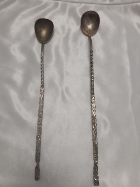 İki ədəd uzun qaşıq dəsti. - Material: metal (gümüşü tonlu). - Forma — Elsad Abusov