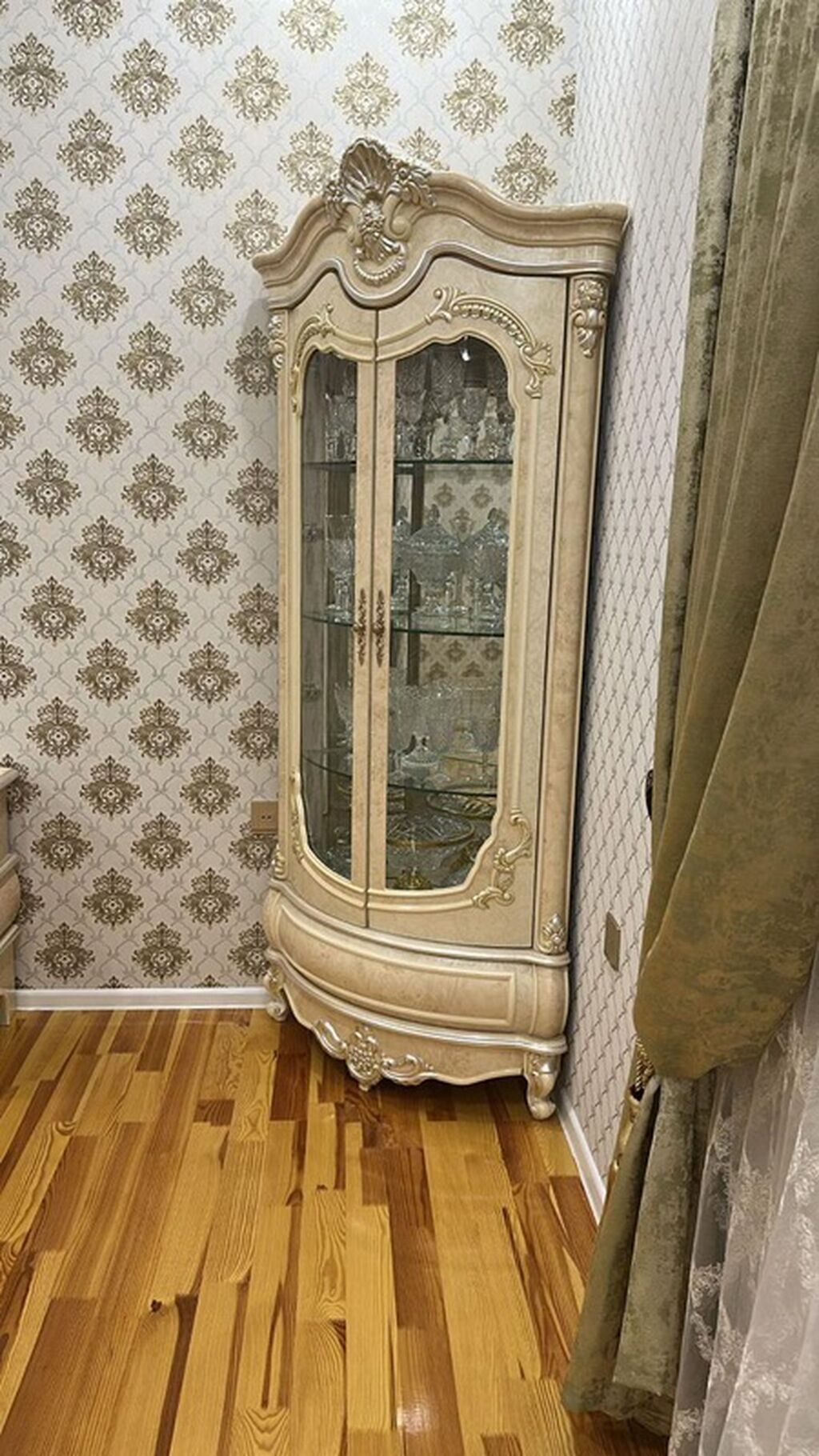 Klassik üslubda qonaq otağı mebel dəsti Tərkibi: - Yemək masası — Qonaq otağı üçün, Sabirabad (4)