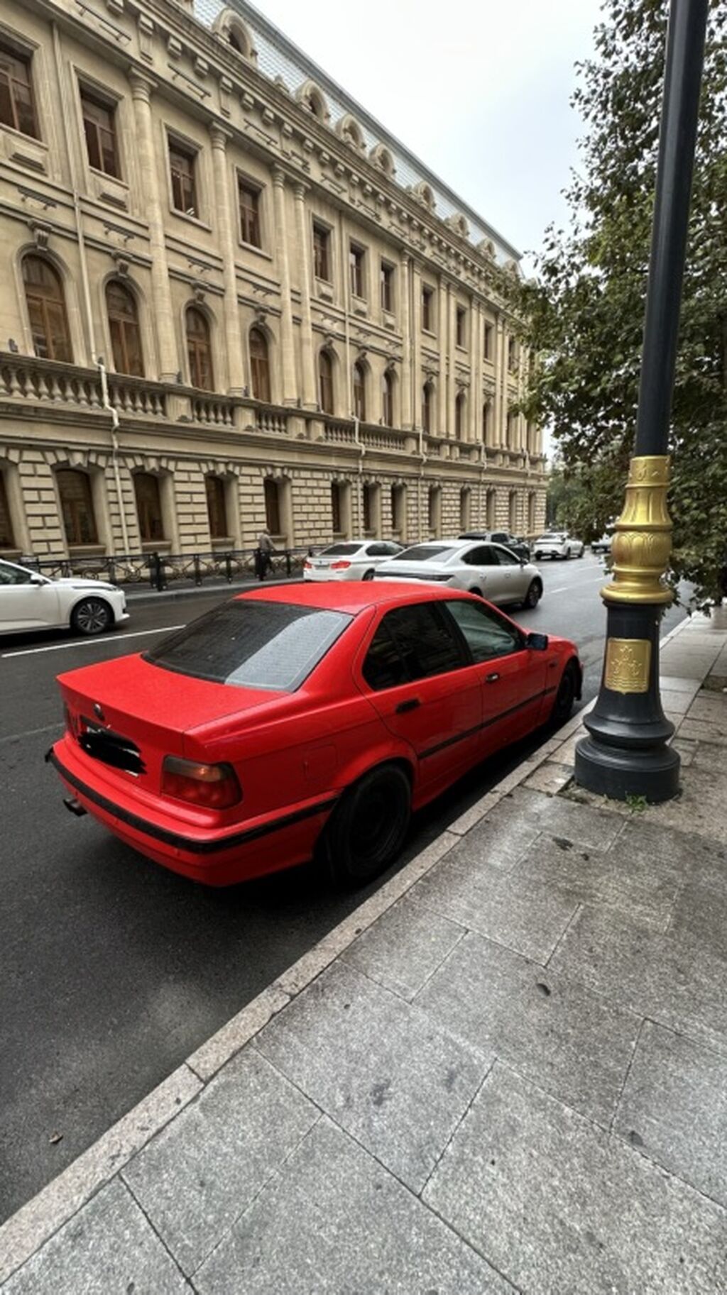 BMW 3 Series E36 sedan – parlaq qırmızı rəngdə, 4 qapılı kuzov — Avtomobillər, Bakı