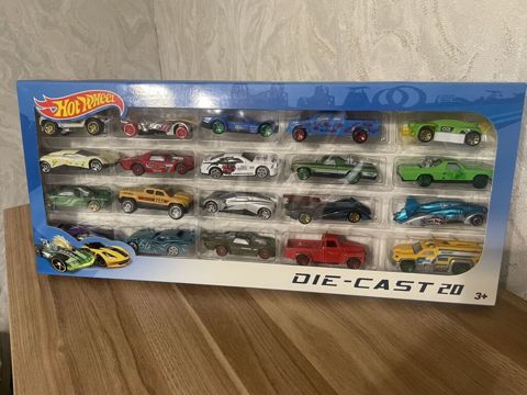 Yeni Hot Wheel dəmir maşınları 1 qutu 20 ədəd. Ünvan: Əhmədli Neapol — Bakı