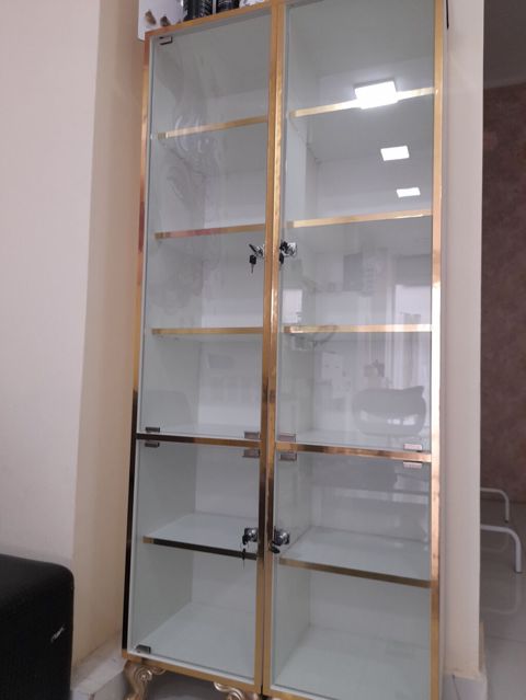 Şüşə vitrin şkaf - İki qapılı, şüşə önlü vitrin - Qızılı metal — 250 ₼ · Masazır · Vitrini Şüşə vitrin şkaf - İki qapılı, şüşə önlü vitrin - Qızılı metal — Masazır