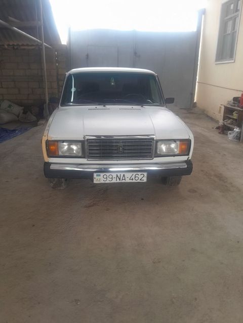 Lada 2107, ağ rəngli sedan - Kuzov: klassik kvadrat dizayn, xrom ön — Ağsu
