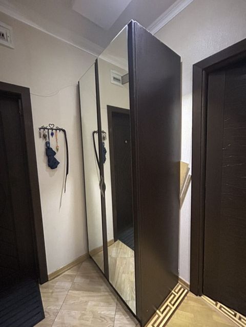 Güzgülü kupe şkaf - Ölçü: təxmini hündürlük 2.2–2.4 m, en 1.2–1.5 m — Bakı