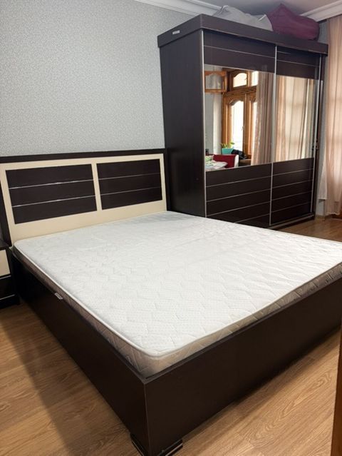 İki nəfərlik yataq dəsti - Ölçü: təxmini 160×200 sm (şəkillərə əsasən — Bakı
