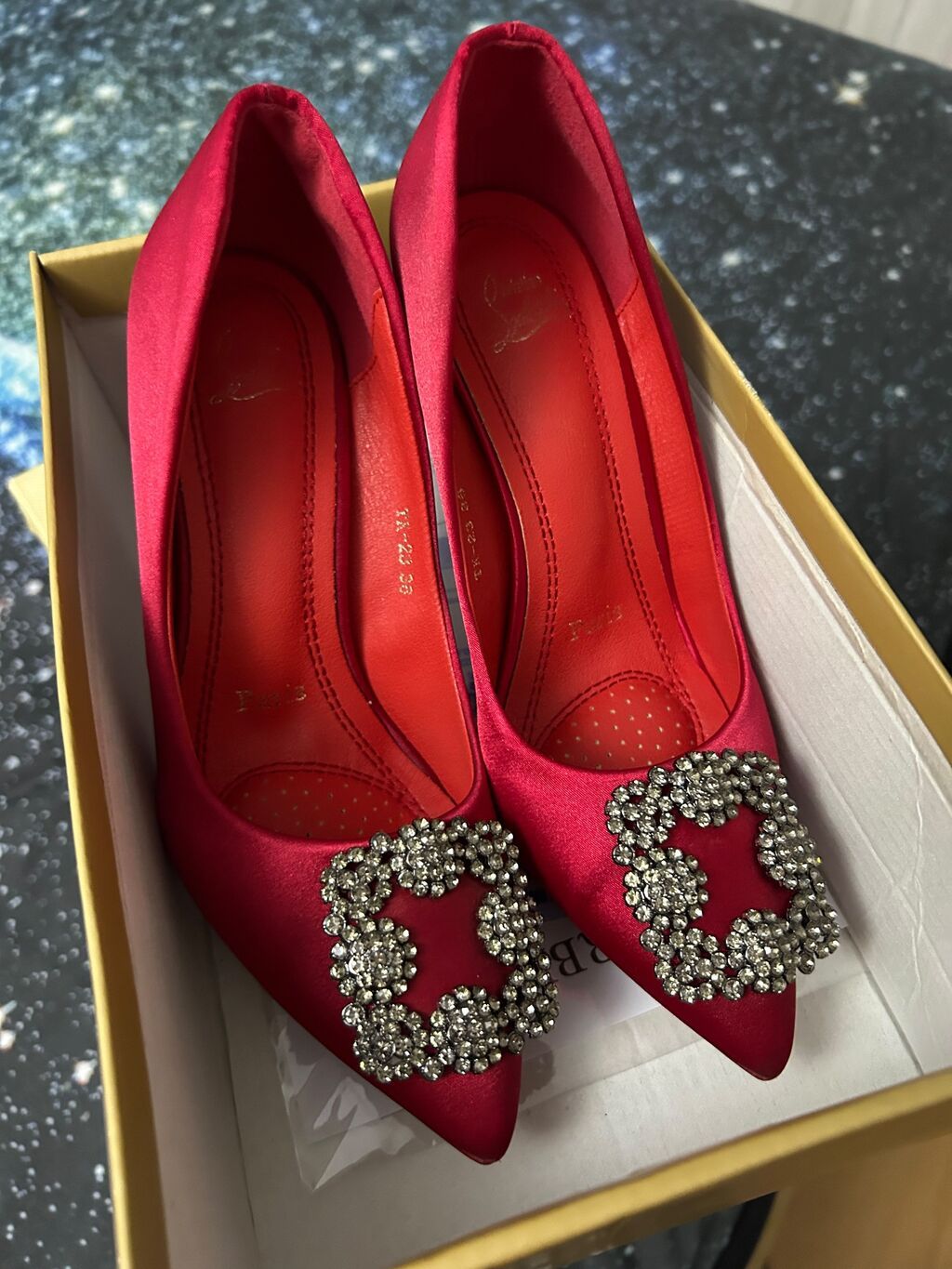 Qırmızı atlas qadın tuflisi – kristal bəzəkli, incə burunlu, stiletto — Tufl, Bakı (3)