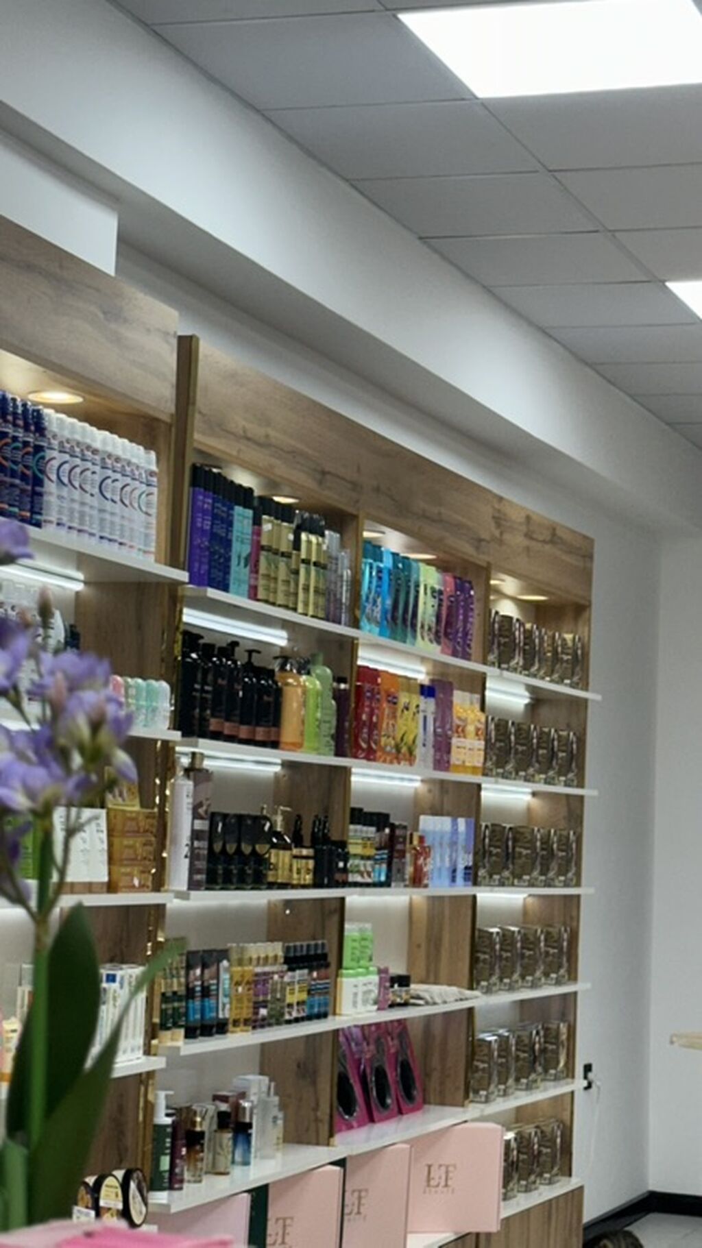Gözəllik və şəxsi qulluq mallarının pərakəndə satışı üçün tam hazır — Vitrini, Sumqayıt (10)