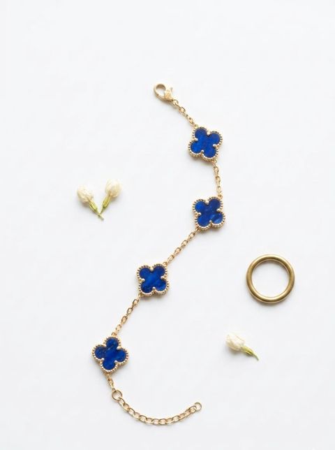 Van Cleef üslubunda yonca formalı qızılı rəngli bilərzik, göy daşlı — 30 ₼ · Bakı · Mallar Van Cleef üslubunda yonca formalı qızılı rəngli bilərzik, göy daşlı — Bakı