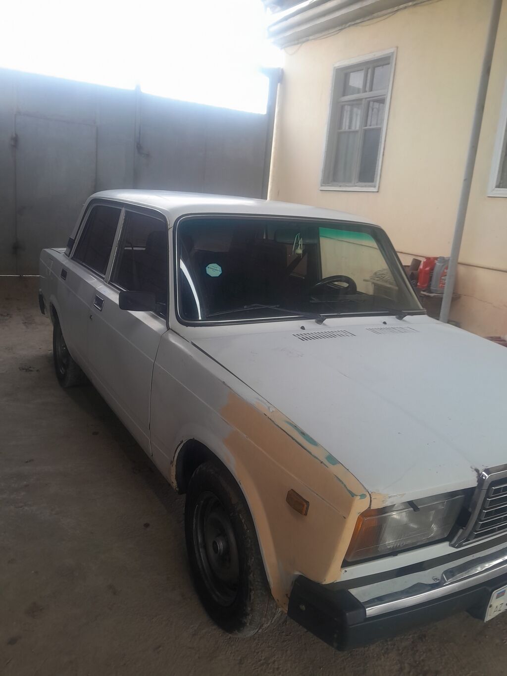 Lada 2107, ağ rəngli sedan - Kuzov: klassik kvadrat dizayn, xrom ön 99-NA-462 — Avtomobillər, Ağsu (2)