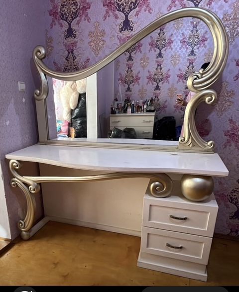Barokko üslubunda kosmetik masası və iri güzgü - Dizayn: Qızılı — 60 ₼ · Bakı · Komodlar və tumbalı Barokko üslubunda kosmetik masası və iri güzgü - Dizayn: Qızılı — Bakı