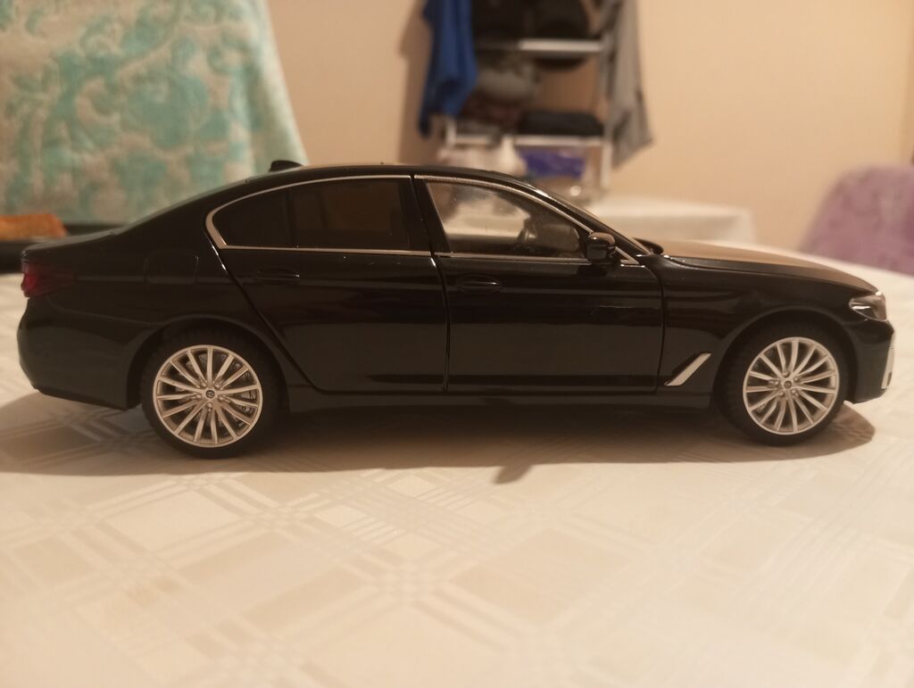 BMW 530 Li diekast model avtomobil (miqyas ehtimalən 1:18) - Rəng — Modellar, Xırdalan (4)