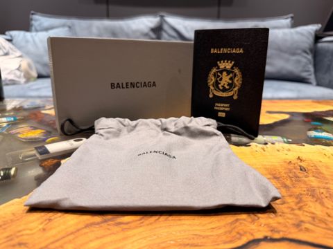 Balenciaga passport üzü və pul qabı — Bakı