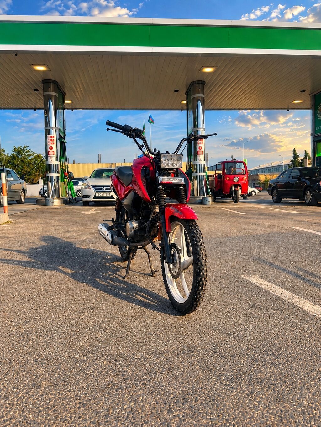Qırmızı rəngli yüngül motosiklet - Şəhər və kənd yolları üçün yığcam — Motosikletlər, Ağsu (4)