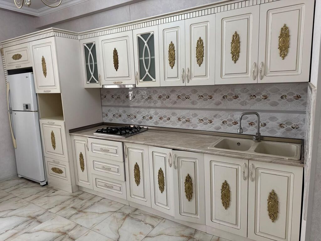Mətbəx mebeli satılır 700₼. Üzərində qaziki göz moyka,asperator — Mətbəx mobilyası, Bakı