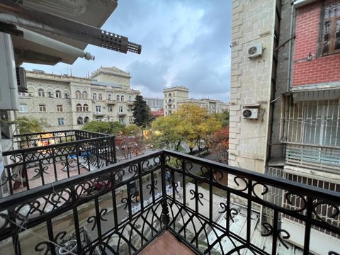Satılır 1 otaqlı köhnə tikili 42 m² — Bakı