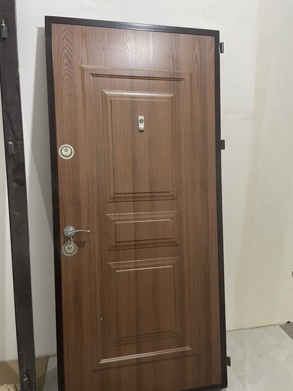 Dəmir giriş qapısı – taxta teksturalı panel Qapi ag seherdə mənzildən — Pəncərələr, qapılar, balkonlar, Bakı (2)