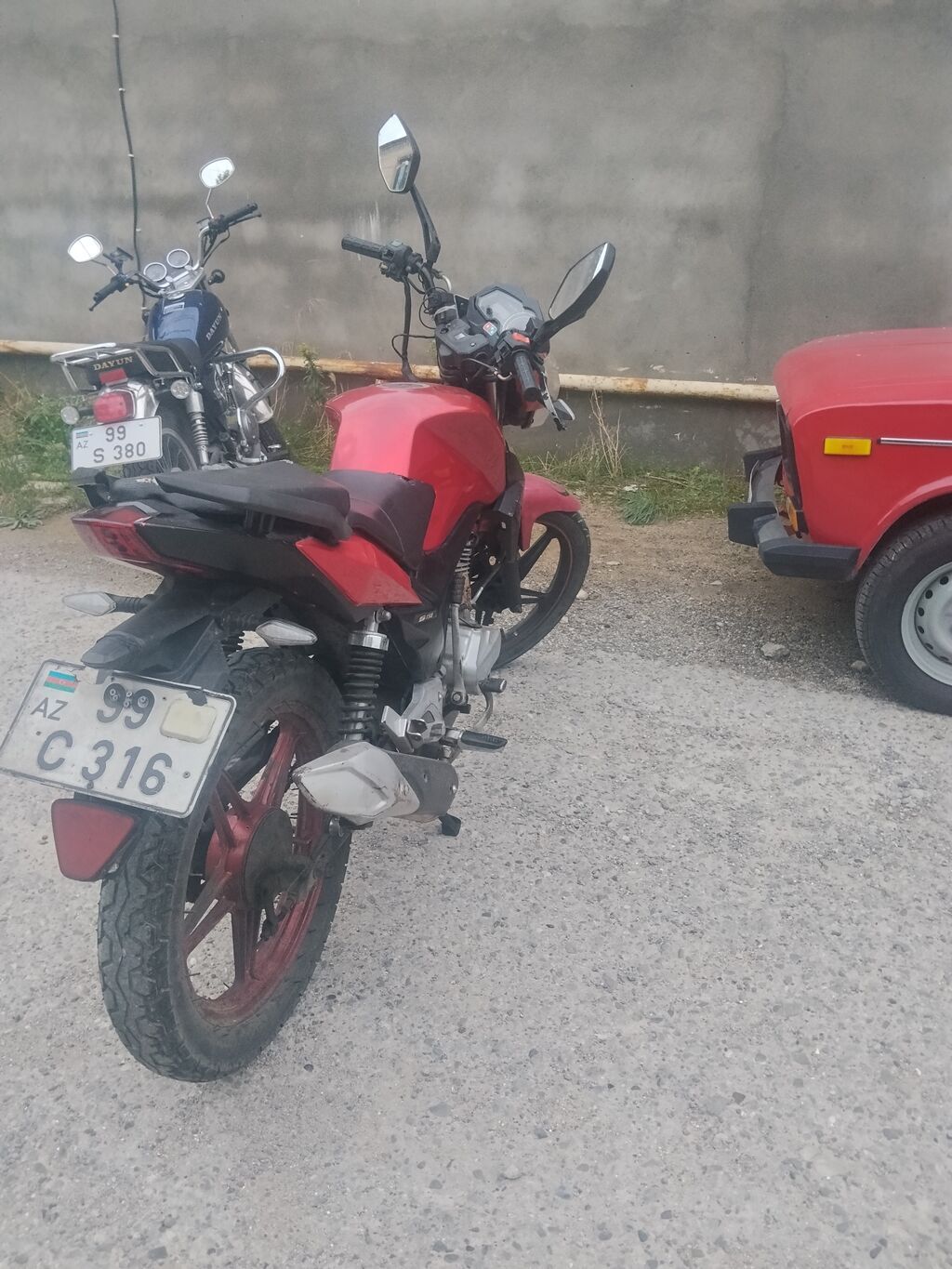 Qırmızı rəngli şəhər tipli motosiklet - Kuzov: street/naked dizayn — Motosikletlər, Digah (3)