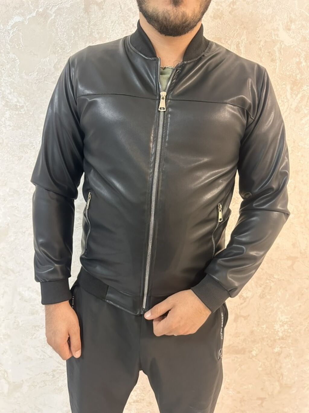 Kişi üçün qara rəngli dəri effektli bomber gödəkçə M olcu - Klassik — Kurtkalar, Şəki