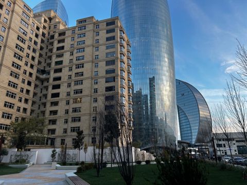 7 otaqlı mənzil, 306 m², просп., Нефтяников — Bakı