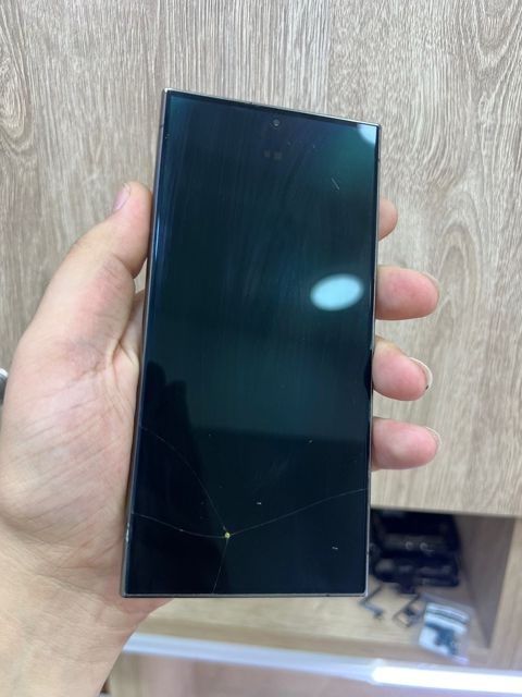 Samsung S24 Ultra ekranı — Bakı
