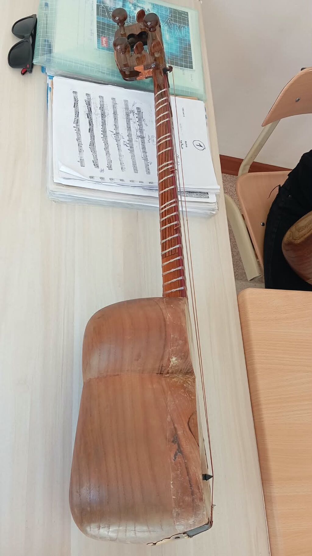 Tar – Azərbaycan milli simli musiqi aləti - Korpus: iki hissəli armud — Gitarlar və digər simli alətlər, Naxçıvan (2)
