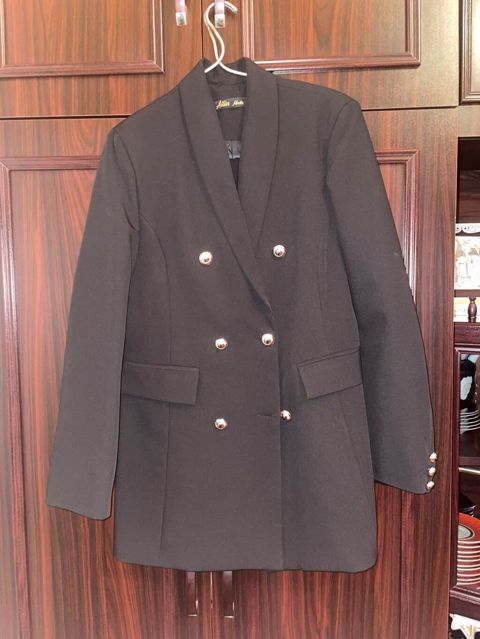 Qadın üçün qara rəngli, ikiqat düyməli bleizer - Brend: Atilla Atelier — 25 ₼ · Bakı · Caketi Qadın üçün qara rəngli, ikiqat düyməli bleizer - Brend: Atilla Atelier — Bakı