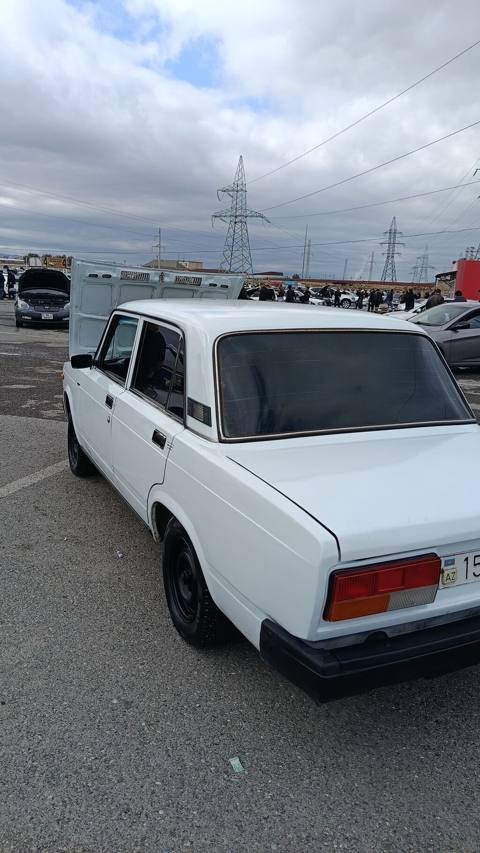 Lada 2107, ağ rəng, 4 qapılı sedan. Xüsusiyyətlər: - Arxa ötürücülü — 4 000 ₼ · 2003 · 50 888 km · Sumgayit · Avtomobillər Lada 2107, ağ rəng, 4 qapılı sedan. Xüsusiyyətlər: - Arxa ötürücülü — Sumgayit