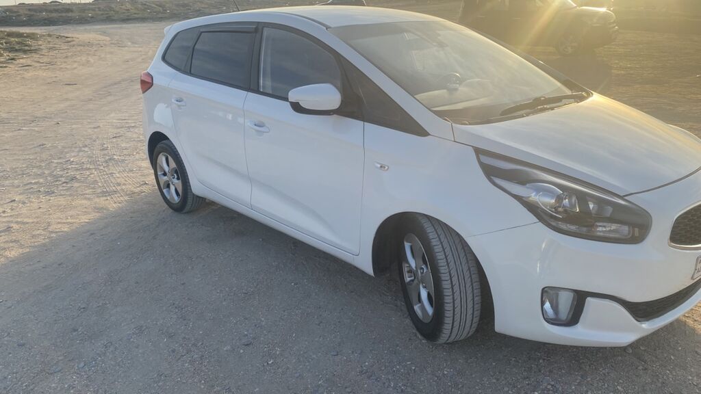 Kia Carens, ağ rəng, 5 qapılı kompakt MPV. Xarici: - LED gündüz 99-QN-096 — Avtomobillər, Bakı (2)