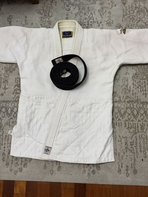 Original Mizuno judo gi üst geyimi və qara kəmər dəsti - Brend — Bakı
