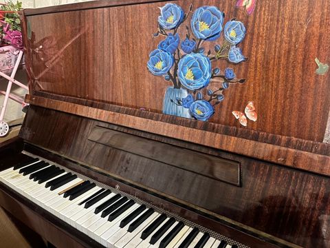 Upright piano – klassik taxta korpus, parıltılı tünd-qəhvəyi finiş — Bakı