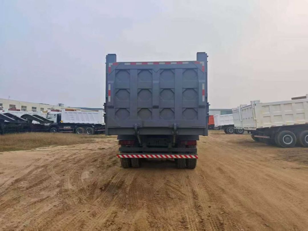 Özüboşaldan yük maşını Sınotruk 8x4, 2025 il — Yük avtomobilləri və qoşqular, Bakı (4)